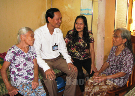 Lãnh đạo Trung tâm Công tác xã hội và Bảo trợ xã hội tỉnh thường xuyên thăm hỏi, động viên các cụ cao tuổi.